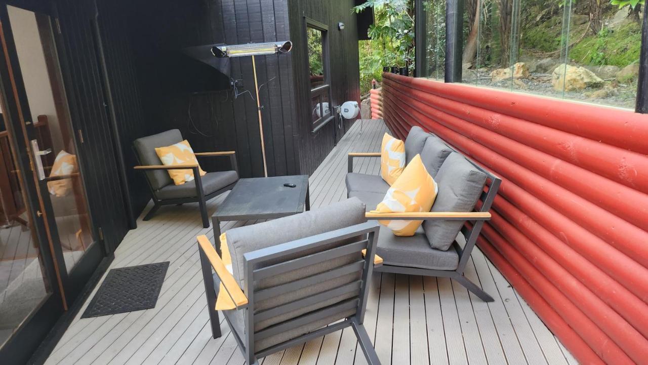 The Black Chalet Whitianga Buitenkant foto